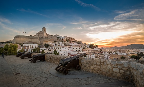 Vista panorámica de Dalt Vila con cañones en la muralla