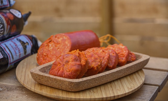 Sobrasada cortada sobre un plato