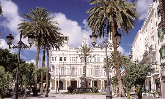 Vista general de la plaza de Cairasco con el Gabinete Literario en medio