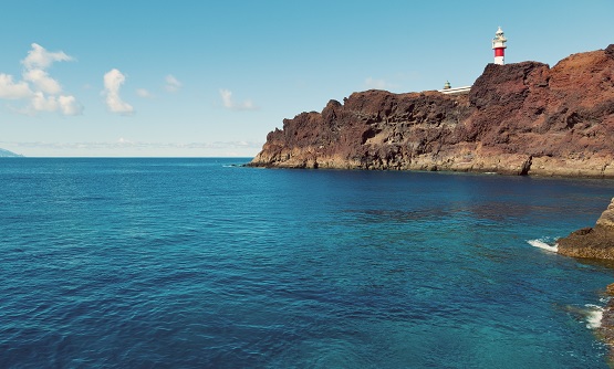 Vista panorámica de la Punta de Teno con un faro a fondo sobre las rocas