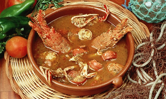 Plato de barro con una caldereta de marisco