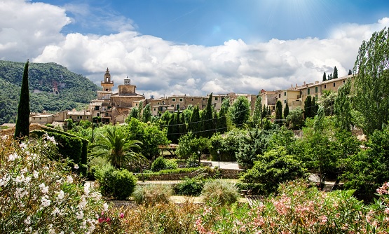Vista panorámica de edificios históricos de Valldemossa