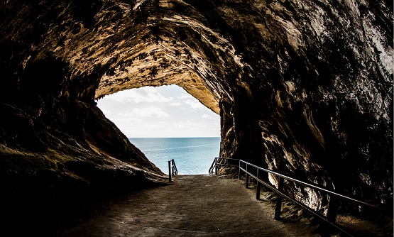 Entrada de la cueva con el mar al fondo