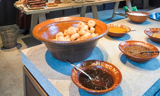 Mesa con productos gastronómicos típicos de Mallorca