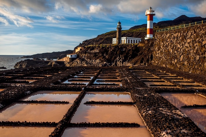 Faro al atardecer